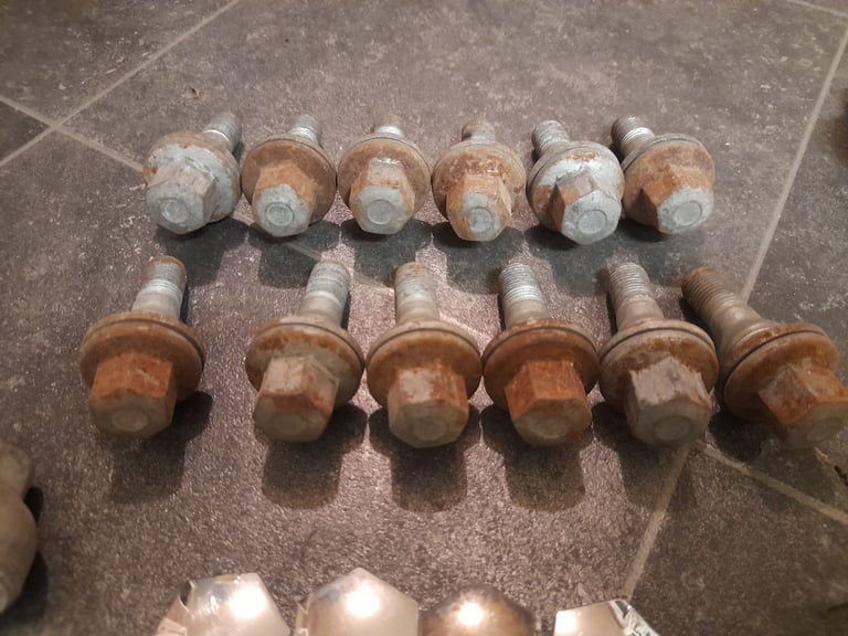 Wheel nuts for peugeot or citroen 