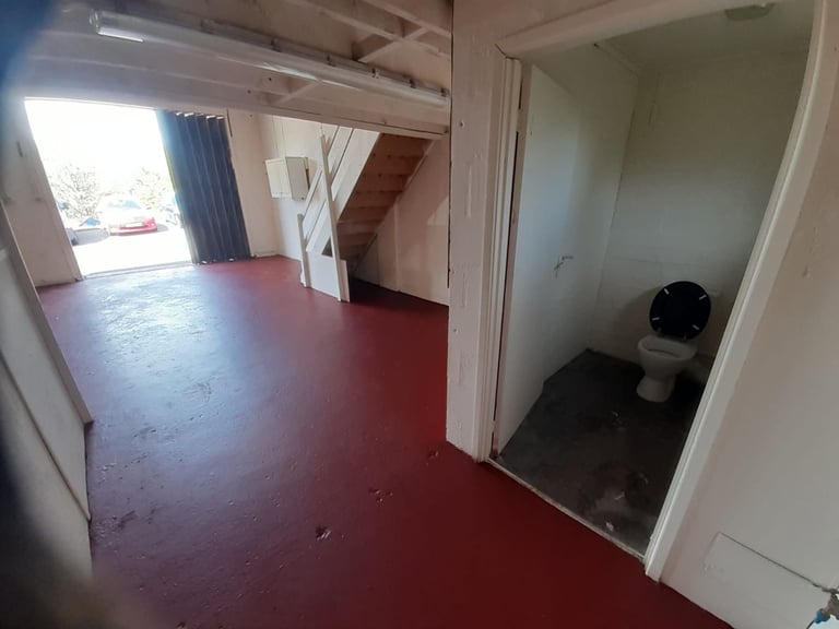  Spacious 800 sq. ft. Commercial Unit for Rent - Ideal for Storage/Workshop/Car Mechanic/Etc.