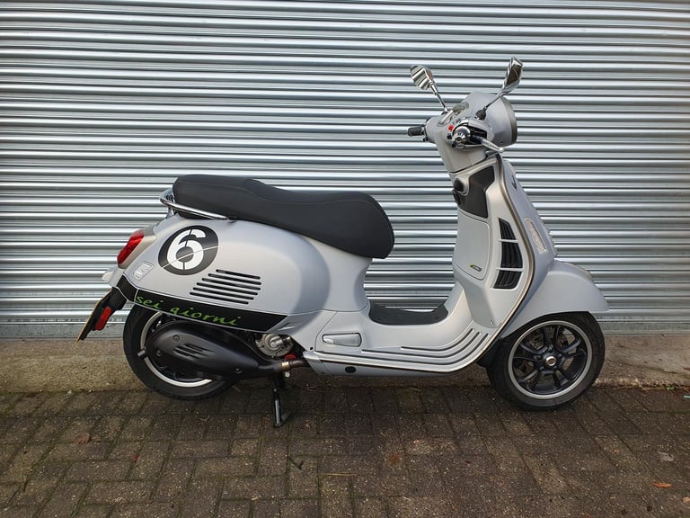 Piaggio Vespa GTS Super Tech