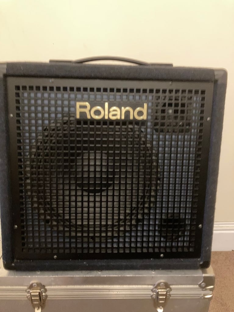 Roland KC 300 100w Keyboard combo. plus Roland cover