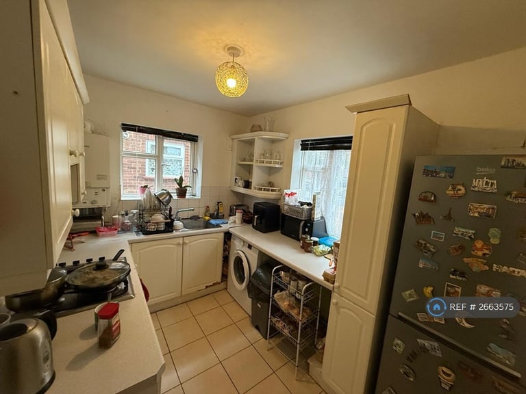 2 bedroom flat in Lansbury Drive, Hayes, UB4 (2 bed) (#2663575)