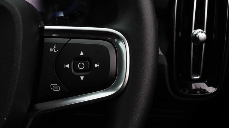  Volvo XC40 B4 (P) Ultra Bright (Sunroof, Harman Kardon, 360 Camera) Petrol/Electric Hybrid Autom...