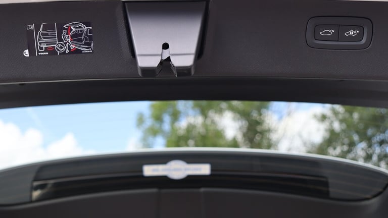 2025 Volvo XC90 B5 (P) AWD Plus Dark (Harman Kardon Sound, 360 Camera, Apple CarPlay, BLIS) ESTAT...