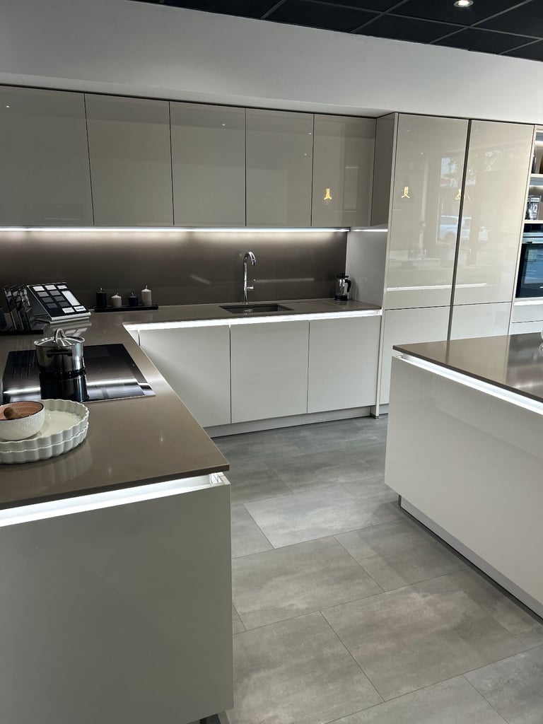 60% OFF - Sahara Lux Ex-display Kitchen for sale + Siemens Appliances & Quartz Worktop included