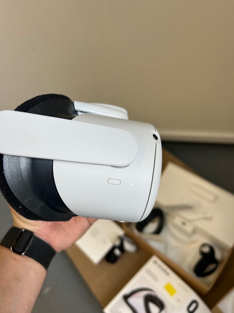 Quest 2 Oculus OG VR HMD Meta with Extras