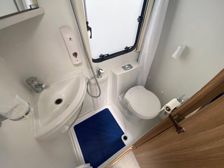 LUNAR ARIVA - 2018 - END KITCHEN - 2 BERTH - MOVER - PRISTINE CONDITION 