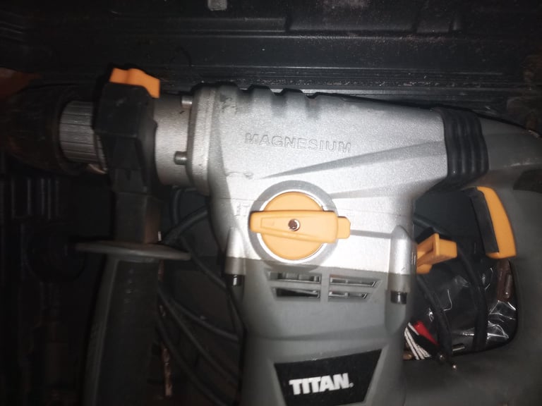 Titan SDS drill 1500w with case
