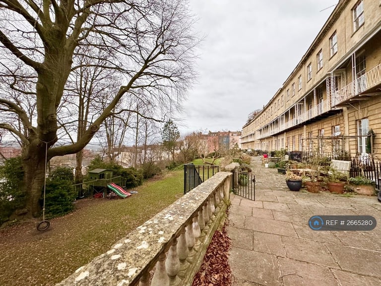 2 bedroom flat in Cornwallis Crescent, Bristol, BS8 (2 bed) (#2665280)