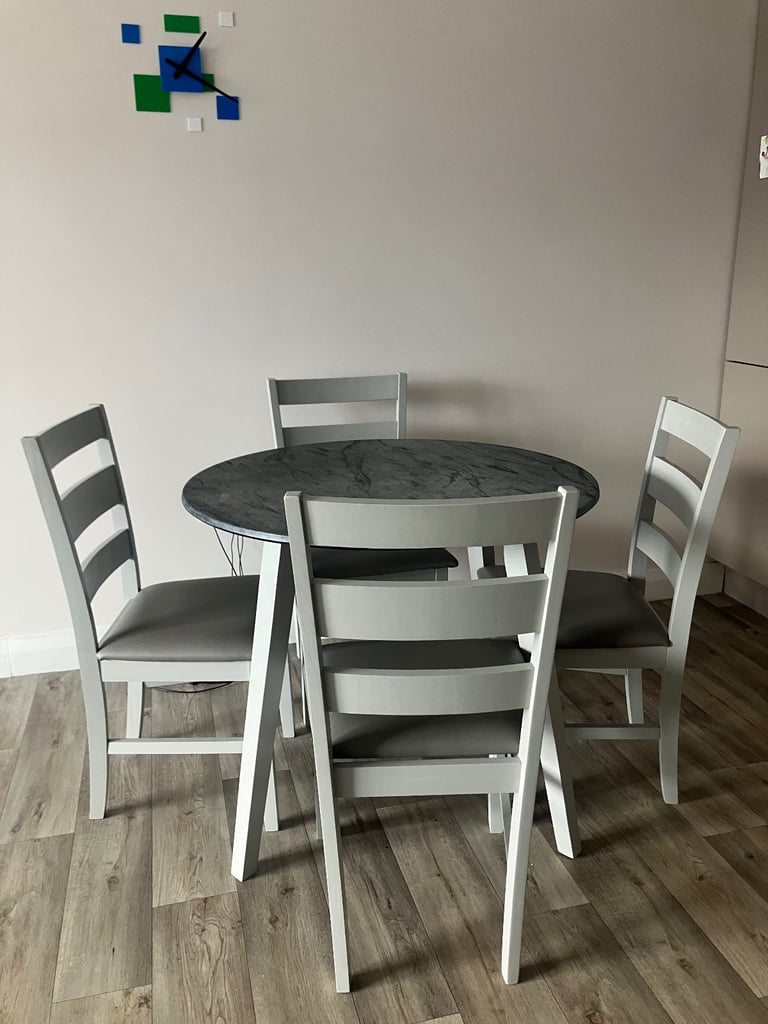 Table with four chairs 