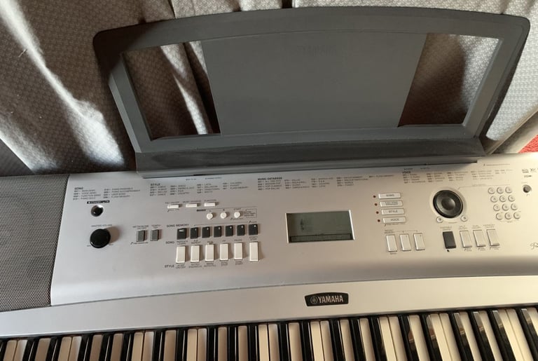  Yamaha DGX-230 Portable Grand Piano Electronic Keyboard