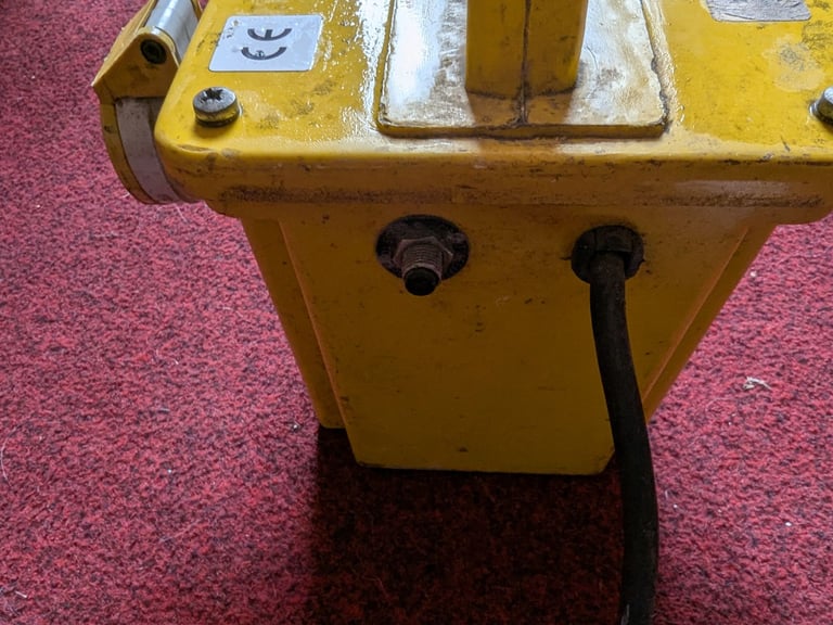 110 VOLT TRANSFORMER 110V TRANSFORMER 1.5 KVA WITH 2 SOCKETS. IN FULL WORKING ORDER CAN BE SEEN WORK