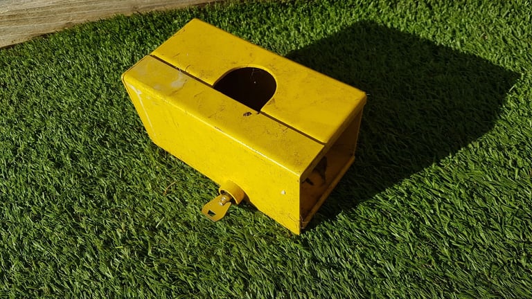 Hitch lock and wheel clamp for trailer, caravan, camper, motorhome.