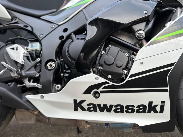 GOREGOUS ONE OWNER 2023/23 KAWASAKI ZX10-R PERFORMANCE MOTORCYCLE