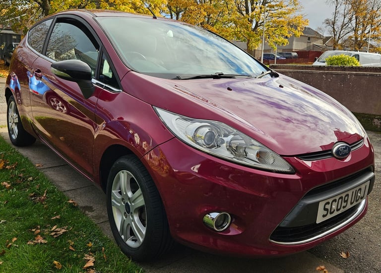 image for **Manual** Ford Fiesta Zetec, 1.2L petrol, 3 door hatchback (2009)
