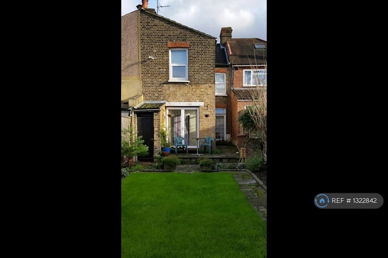 2 bedroom flat in Castleton Rd, Walthamstow, E17 (2 bed) (#1322842)