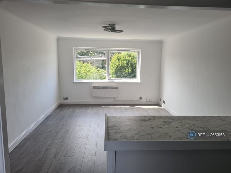 2 bedroom flat in Egmont Road, Walton-On-Thames, KT12 (2 bed) (#2653153)