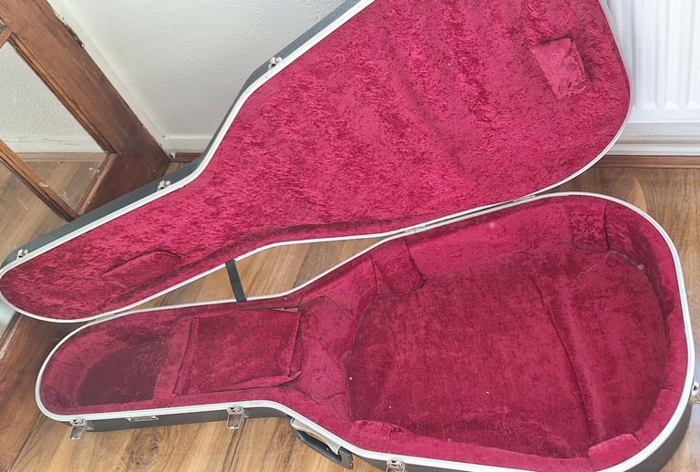 image for Guitar hard case used but in good condition, with some scratches But good general condition .