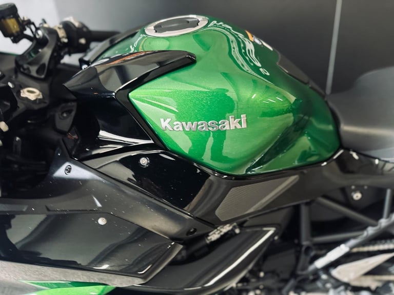 STUNNING ONE OWNER 2023/23 KAWASAKI NINJA H2 SX PERFORMANCE MOTORCYCLE 