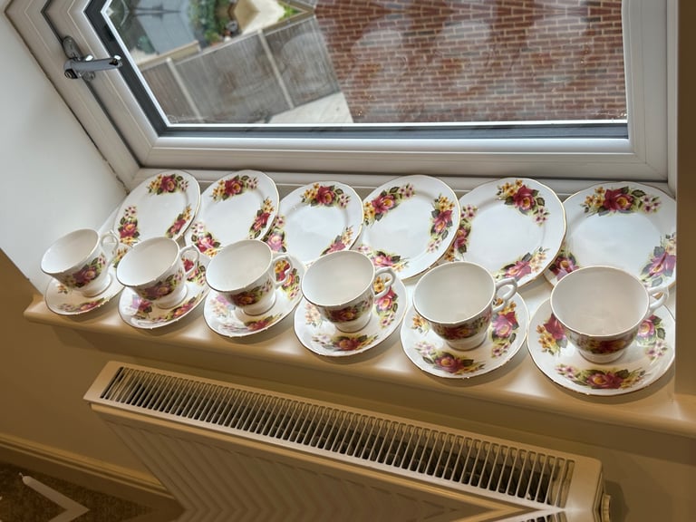 Antique Vintage Gainsborough Bone China dinner set x18