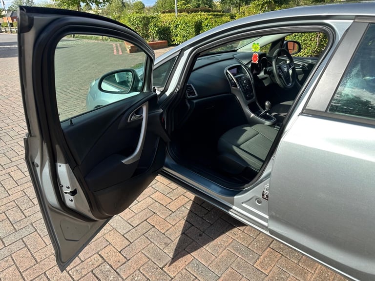 2011 Vauxhall Astra 1.4 16v Exclusiv Euro 5 5dr HATCHBACK Petrol Manual