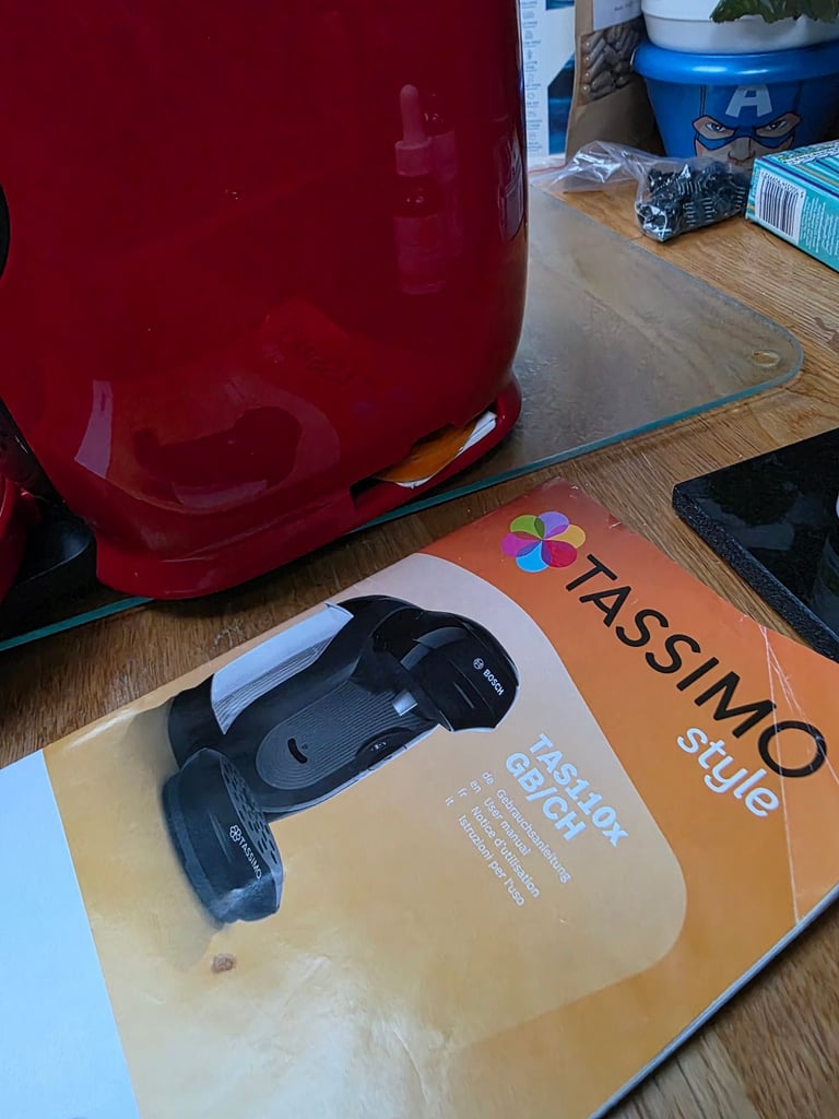 Bosch Tassimo Vivy 2 Red Coffee Pod Machine. Auto Hot Drink Chocolate expresso Latte Barista maker