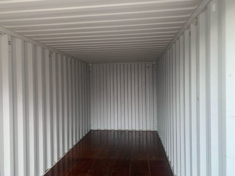 To rent storage / shipping container units 