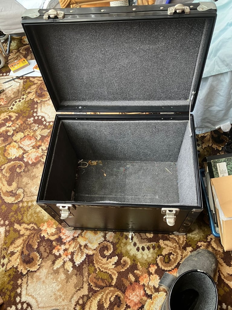 Sturdy equipment case 