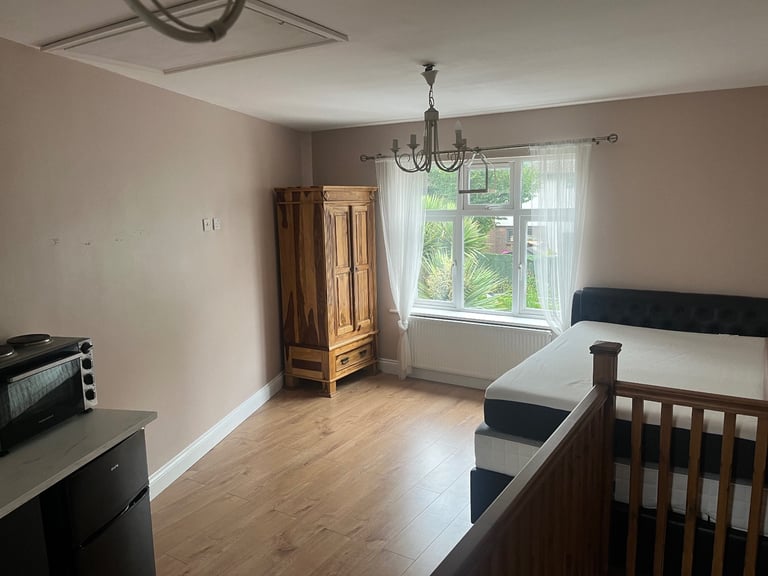 Free PARKING Fully private Studio Flat Separate Entrance - Trains to Tottenham Crt Rd & Liverpool St