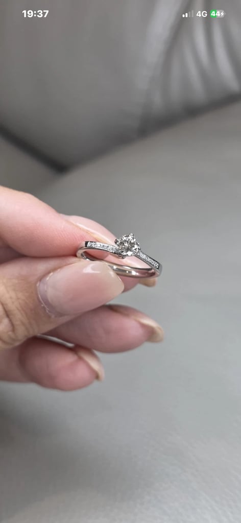 PLATINUM DIAMOND SOLITAIRE RING.