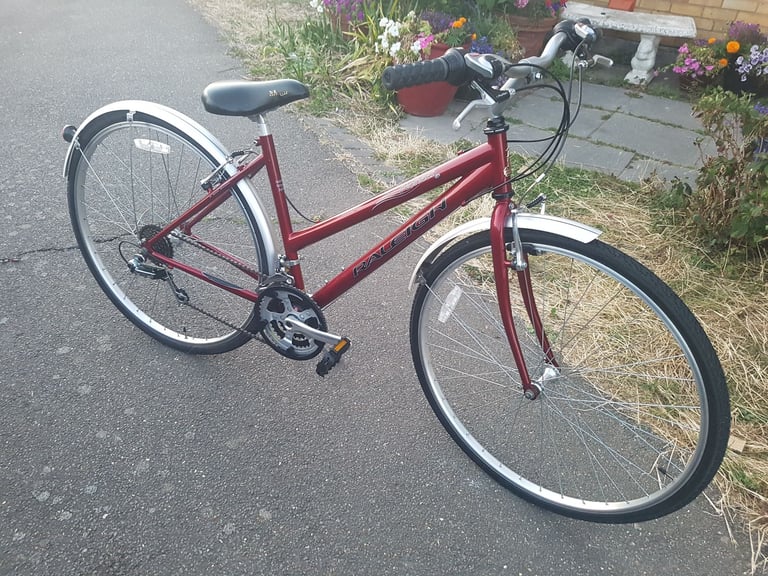 LADIES RALEIGH HYBRID BIKE 700c WHEEL BIKE 17" FRAME GOOD CONDITION