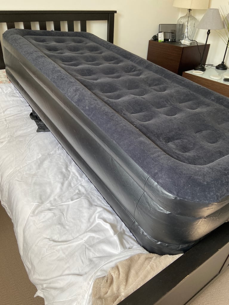 Inflatable bed with built in pump