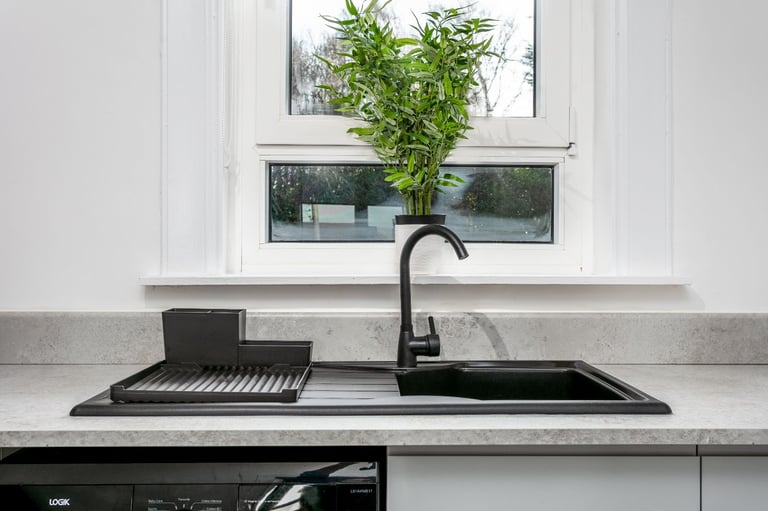 ATTENTION CONTRACTORS & FAMILIES - short term let / accommodation ***2 mins from train station ***