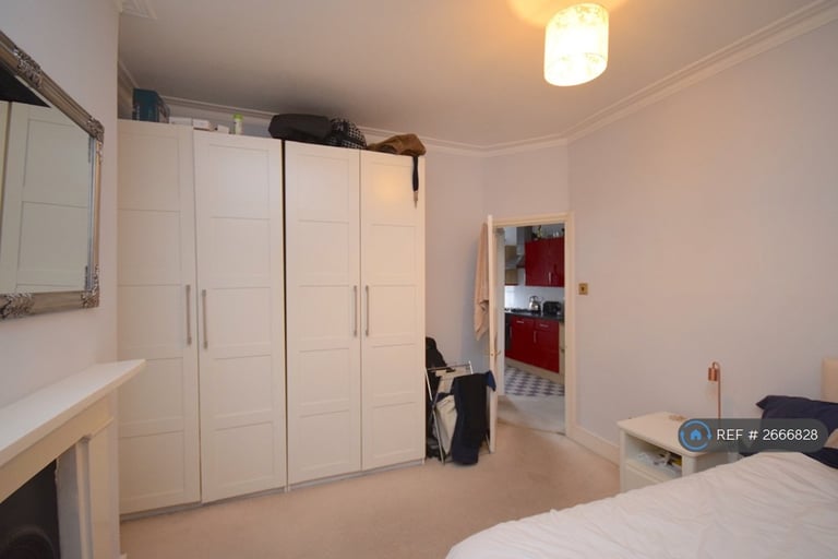 2 bedroom flat in Harbut Road, London, SW11 (2 bed) (#2666828)