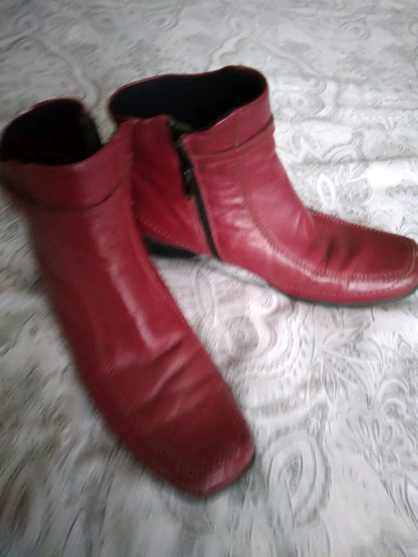 LADIES BOOTS
