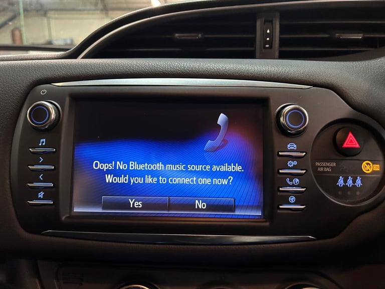 2018 Toyota Yaris 1.5 VVT-i Grey Bi-Tone Euro 6 5dr HATCHBACK Petrol Manual