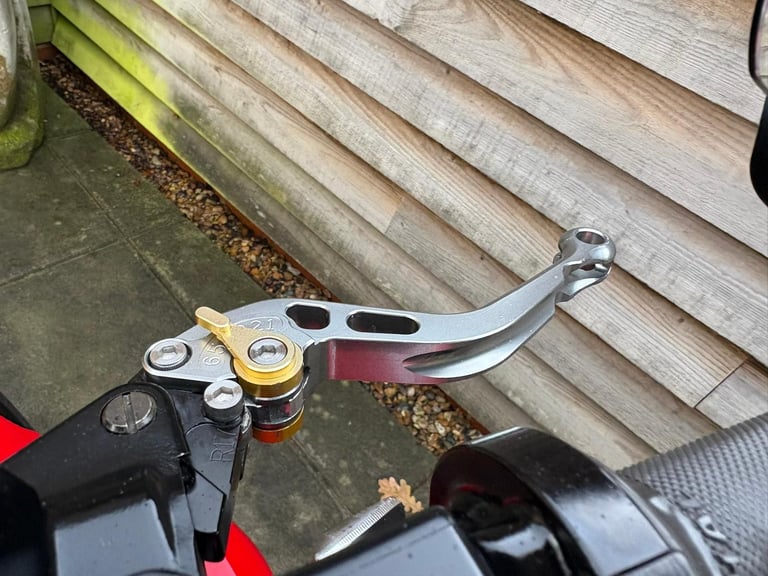 2011 // 11 Triumph Street Triple 675 £2800 Red 21813 miles.