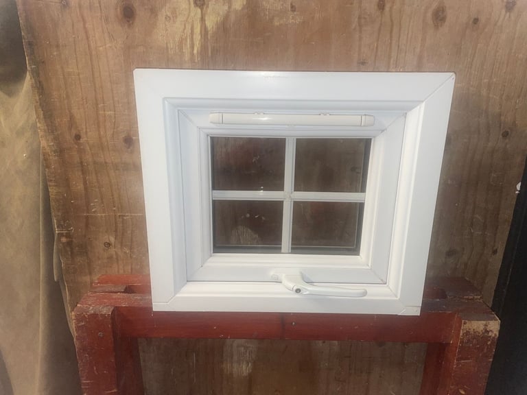 H 36.5 x W 47 cm - BEAUTIFUL SMALL GEORGIAN UPVC DOUBLE GLAZED WINDOW - CLEAR THERMAL (REF: SJ462)