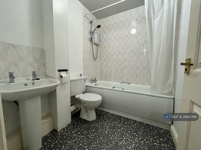 1 bedroom flat in Berkeley Crescent, Hyde, SK14 (1 bed) (#2680769)