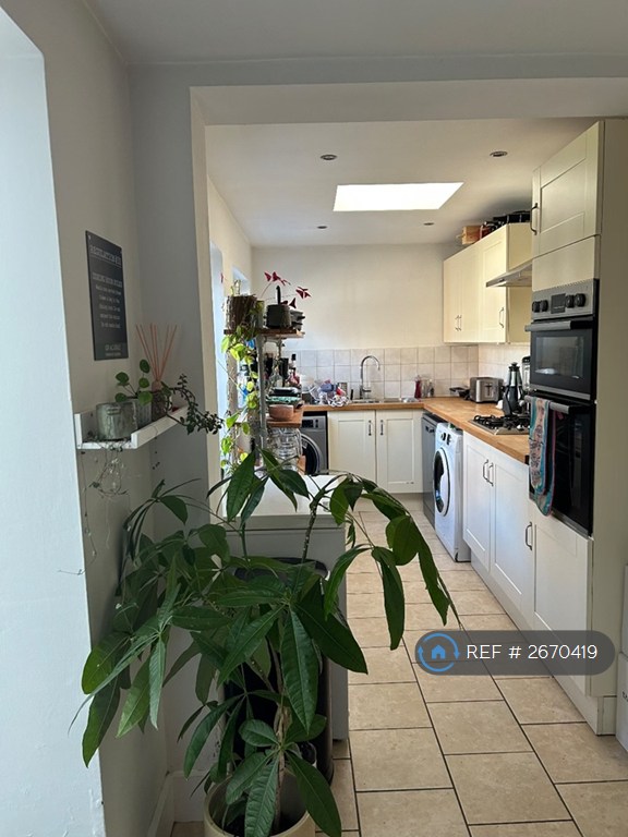 3 bedroom house in West Molesey, West Molesey, KT8 (3 bed) (#2670419)