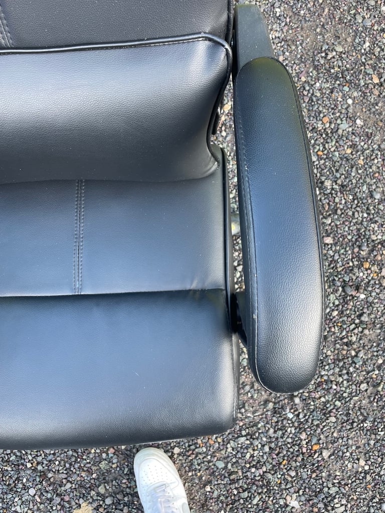 FREE DELIVERY 🥰🚚🥰 BLACK LEATHER OFFICE SPINNING CHAIR GREAT CONDITION 