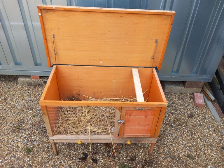 Hutch for a small pet lift up lid 