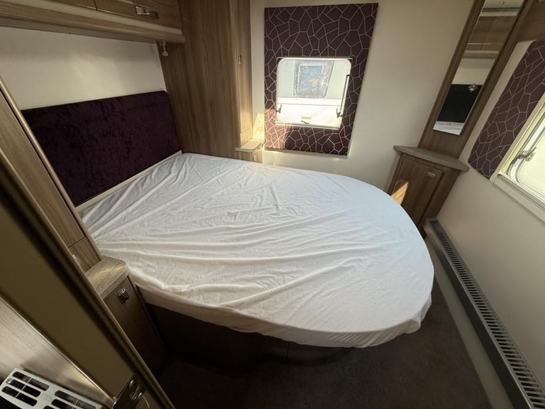 2020 SWIFT Challenger x835 4 Berth fixed island bed