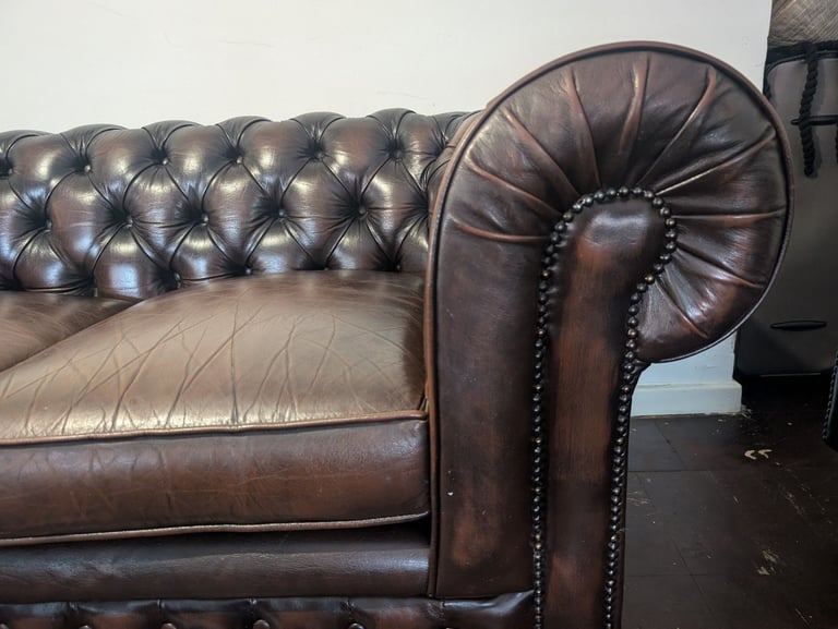 Superb Thomas Lloyd 2 seater chesterfield sofa in excellent condition.