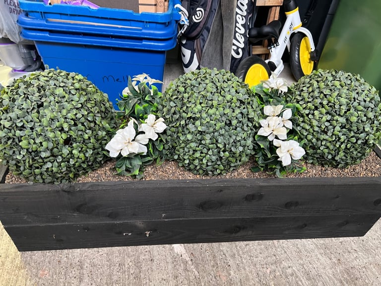 image for Fake plant in planter 