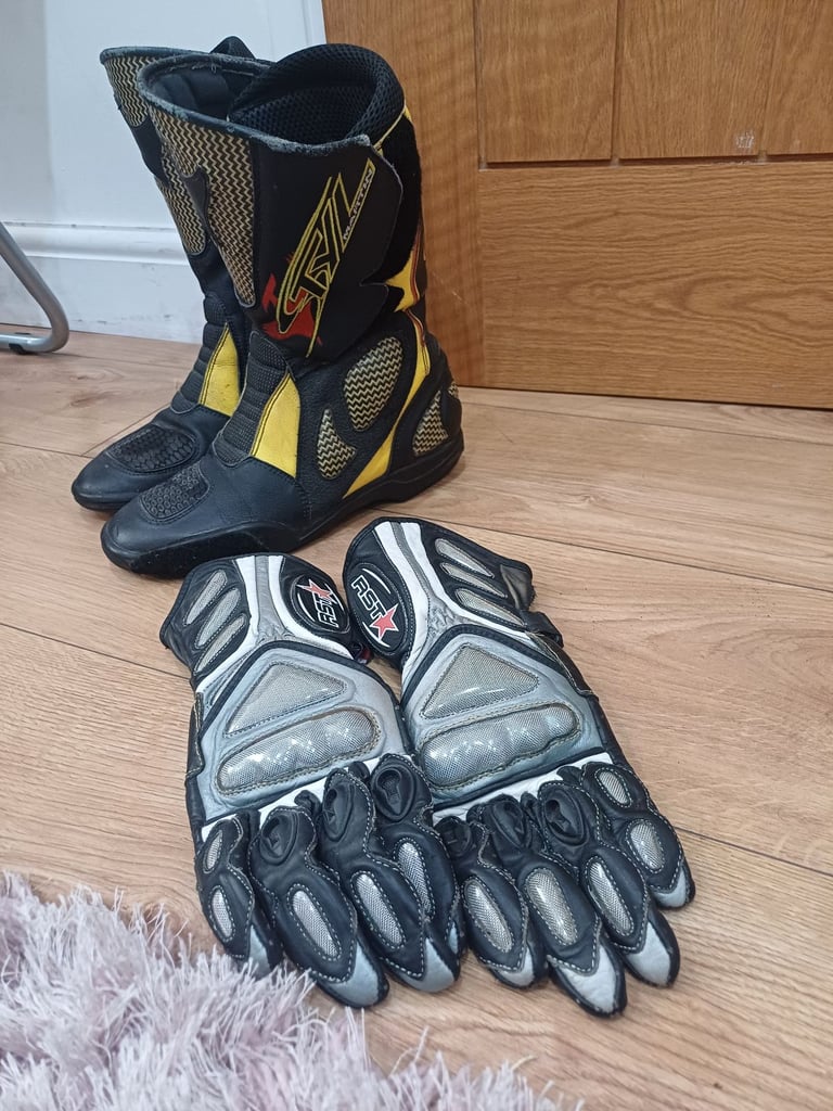 Motorbike boots and gloves 