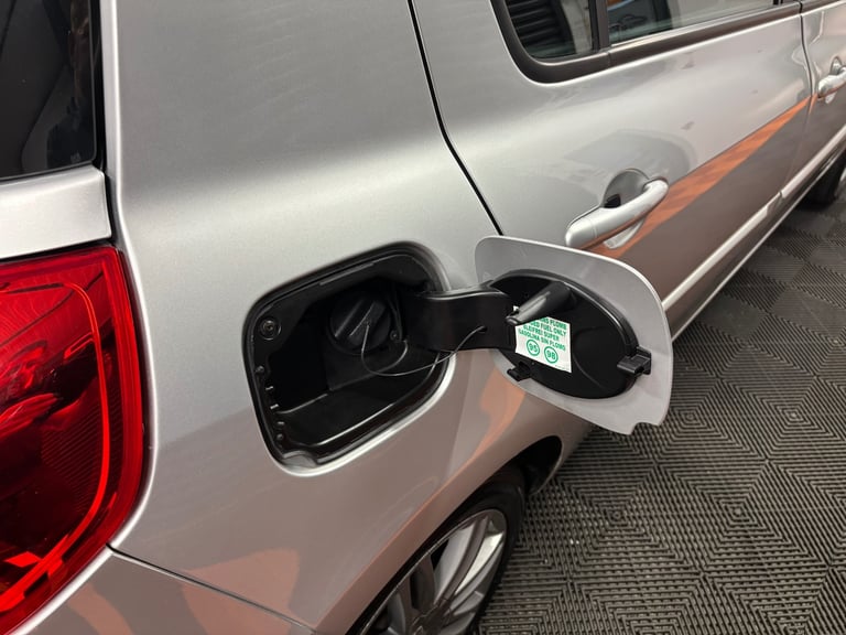 2012 Renault Clio 1.2 16V Dynamique TomTom 5dr HATCHBACK Petrol Manual