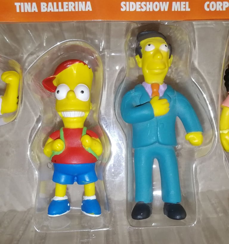 The Simpsons 25 Piece Figurine Collector's Set With Golden Homer + Extra Figure