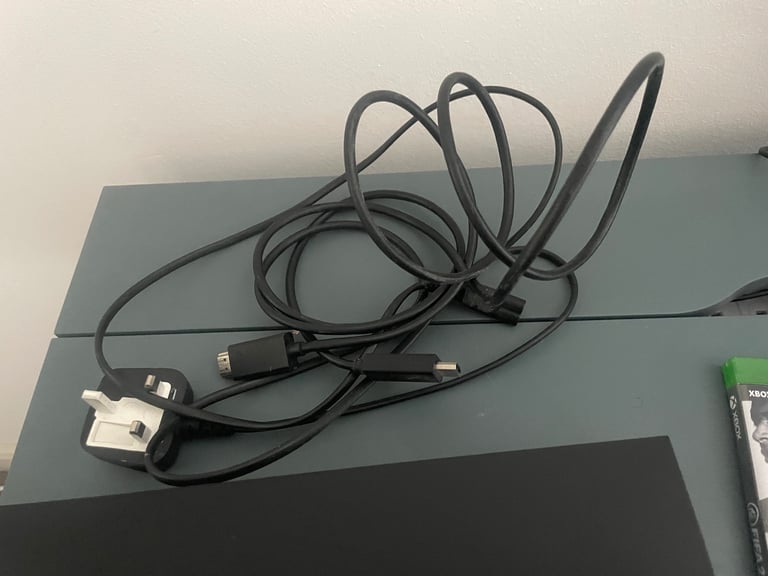 Xbox One X + 4 Games