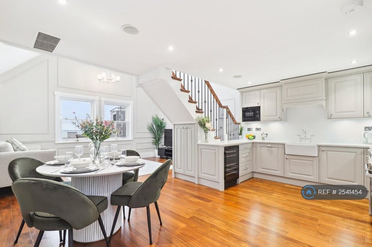 3 bedroom flat in Beecroft Apartments, Westcliff-On-Sea, SS0 (3 bed) (#2541454)