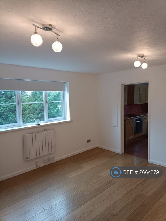 2 bedroom flat in Lindbergh Close, Newport, NP19 (2 bed) (#2664279)